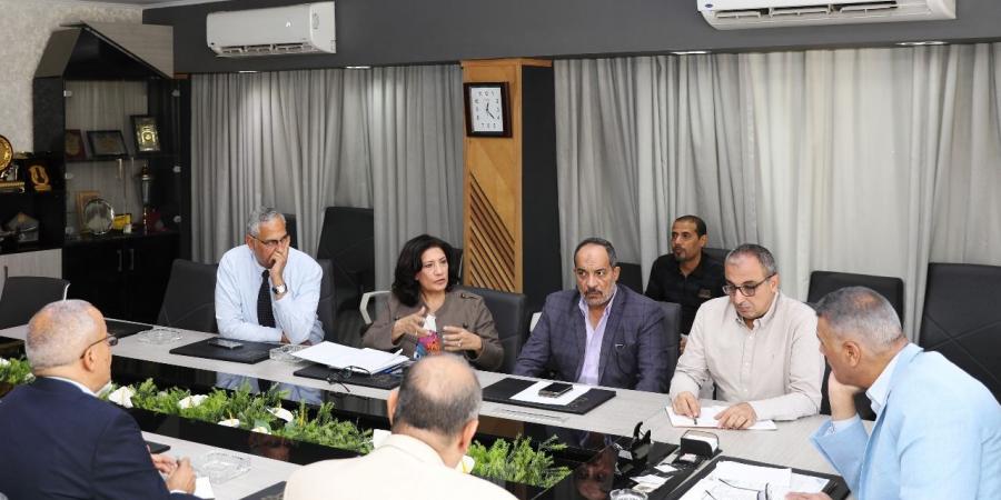 كمال يبحث مع وفد مشروع PWMP تعزيز خدمات مياه الشرب بأسوان.. صور