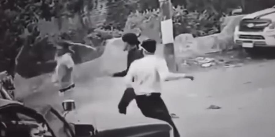 قطعوا إيده نصين.. سائقو "التكاتك" يضربون شاب أمام زوجته في الدقهلية: مراتك حلوة