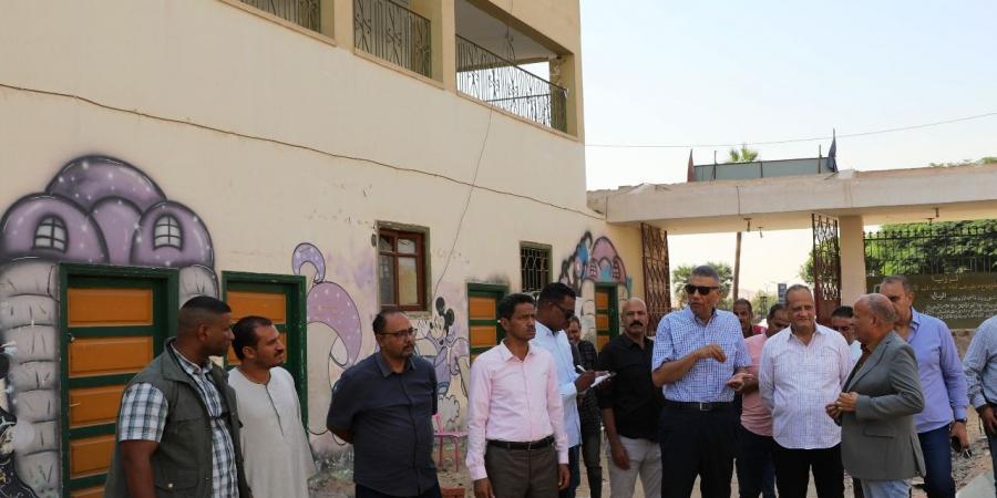 محافظ أسوان يفاجئ العاملين بمدرسة أحمد أبا زيد الرسمية للغات