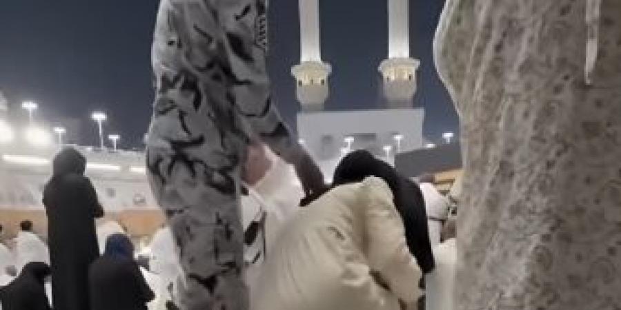 تعليق ناري من عبد الرحمن السديس بعد إهانة رجل أمن سعودي لمعتمرين بالحرم المكي