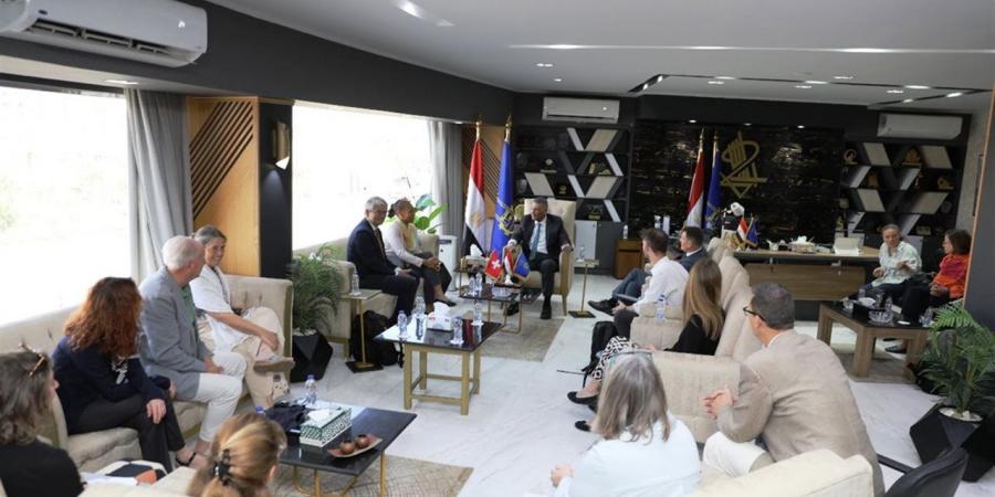محافظ أسوان يستقبل وفد التعاون الدولى السويسرى لتعزيز مجالات التنمية بين الجانبين