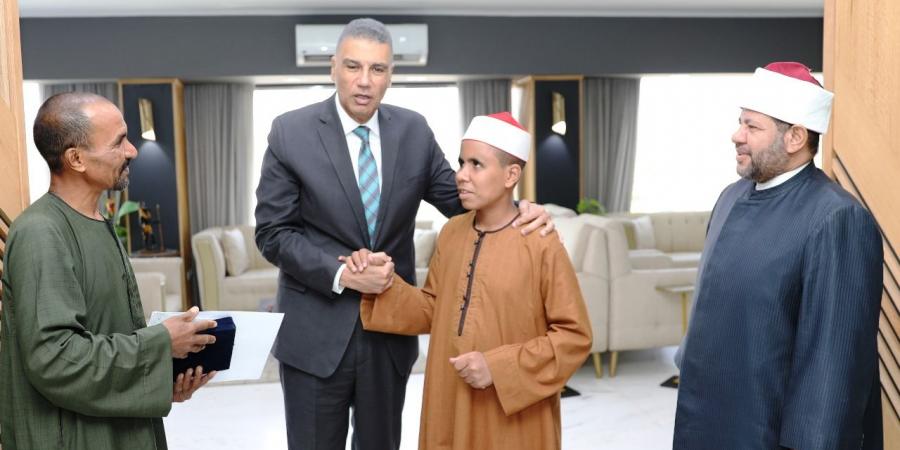 محافظ أسوان يكرم الطالب زياد خميس لفوزه بالمركز الأول فى مسابقة القرآن الكريم