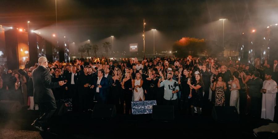 عمرو دياب يضيء ليل أبوظبي بأروع أغانيه في حفل خاص