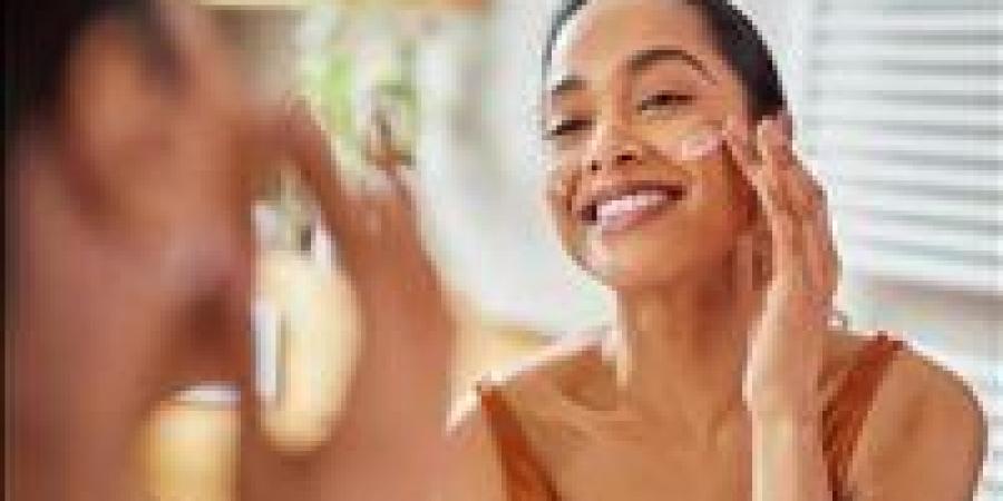 روتين العناية بالبشرة قبل النوم في 10 دقائق يمنحك إشراقة الصباح