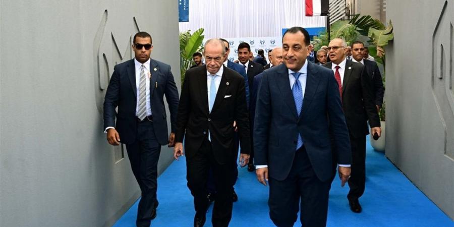 عقب افتتاح "المنصور لتصنيع فلاتر المركبات والفلاتر الصناعية".. رئيس الوزراء يتفقد مكونات المصنع