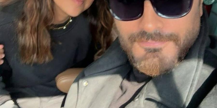 تامر حسني يتوجه إلى فرنسا مع ابنته استعدادا لأحدث حفلاته