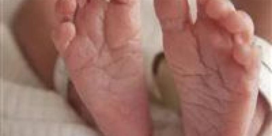 مداعبة بريئة تنتهي بمأساة.. مصرع رضيع سقط من يد شقيقته في أسيوط