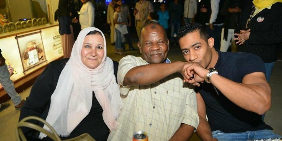 «حافظ للقرآن الكريم».. رحلة والد محمد رمضان من المنيب للعراق