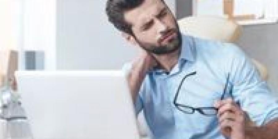 طقطقة الرقبة.. عادة خطيرة تهدد صحتك والسكتة الدماغية تكمن خلفها