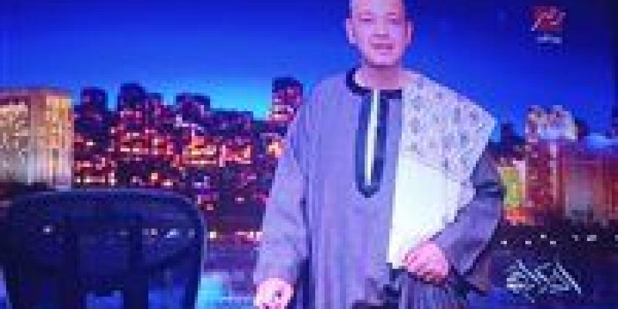 عمرو أديب بالجلابية البلدي على الهواء.. أغلى مذيع عربي يفخر بالزي الصعيدي