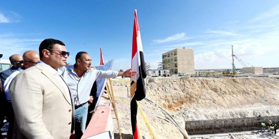 وزير الإسكان يتفقد الأعمال بمشروعي "M8 by the lake" وبوغاز
