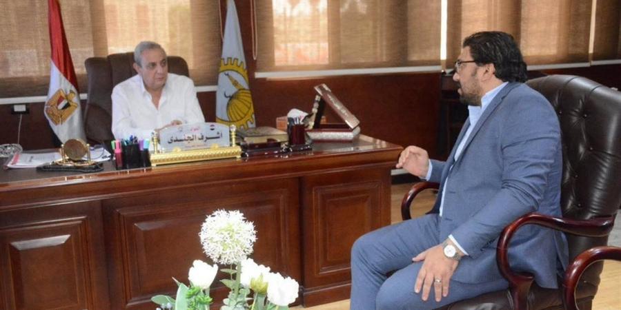 محافظ الغربية يعقد اجتماعًا مع مدير التأمين الصحي