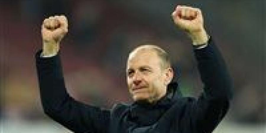 توروب يحاضر لاعبي الأهلي قبل التحرك إلى ملعب نهائي البطولة السوبر أمام الزمالك