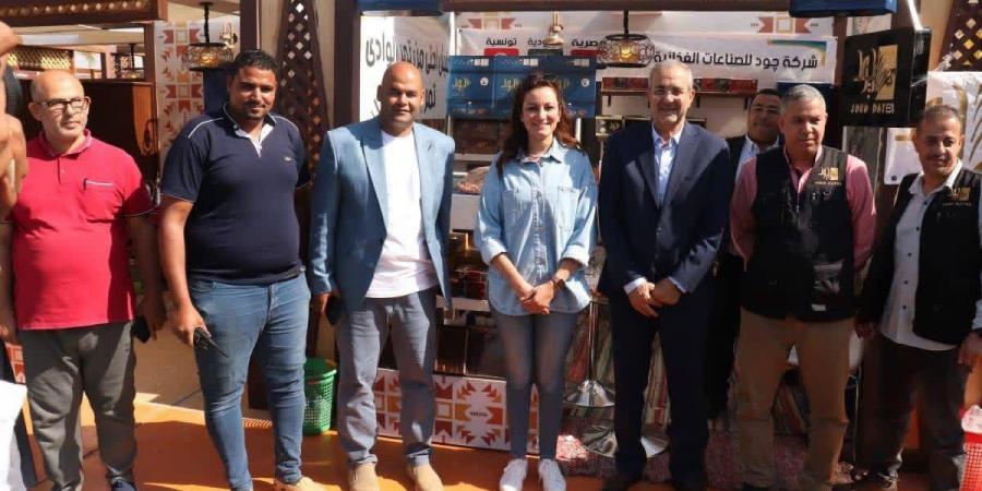 نائب محافظ الجيزة تتفقد فعاليات معرض التمور الثامن.. صور
