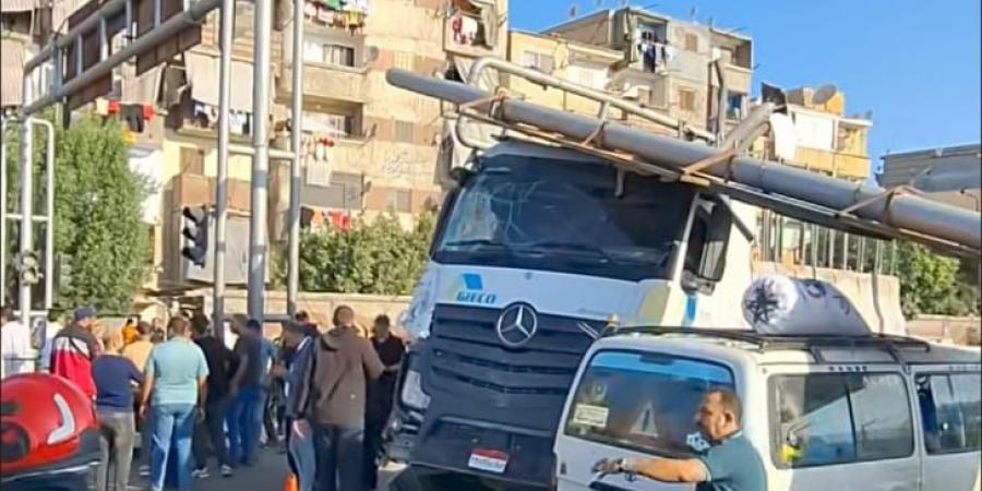 سيارة نقل ثقيل تحطم إشارة مرور بطريق المطار بالإسكندرية