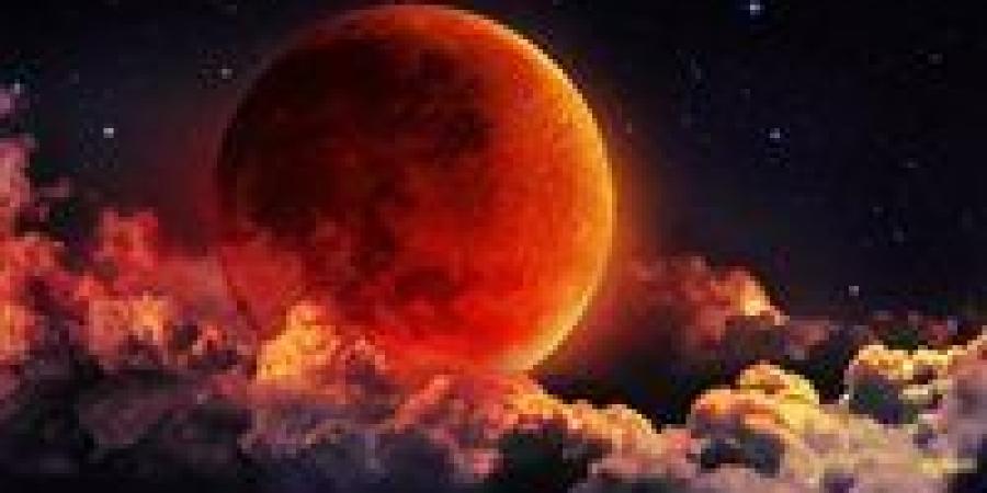 رحلة القمر البطيئة.. كيف يبتعد رفيق الأرض ويغير مصير كوكبنا