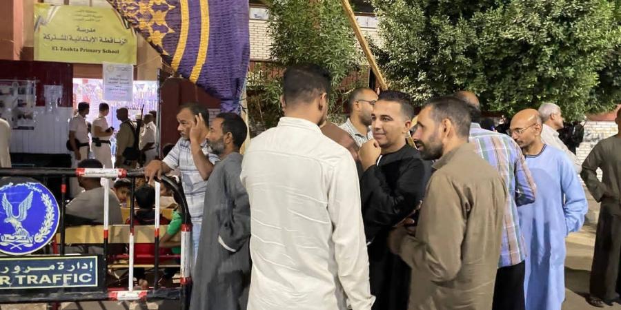 إقبال متزايد في الساعات الأخيرة بمدرسة الزناقطة الابتدائية بالأقصر في اليوم الأول لانتخابات مجلس النواب