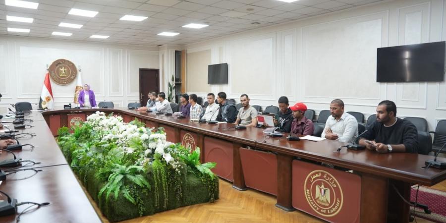 تسليم 36 عقد عمل لشباب مصريين للعمل في مجال الزراعة بالأردن