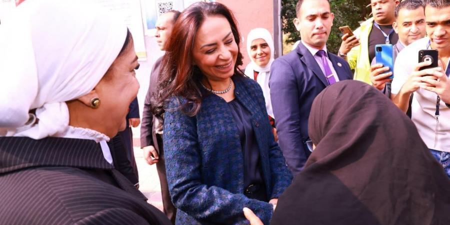 وزيرة التضامن الاجتماعي تدلي بصوتها في انتخابات مجلس النواب بلجنة مدرسة بدر الإعدادية بالدقي