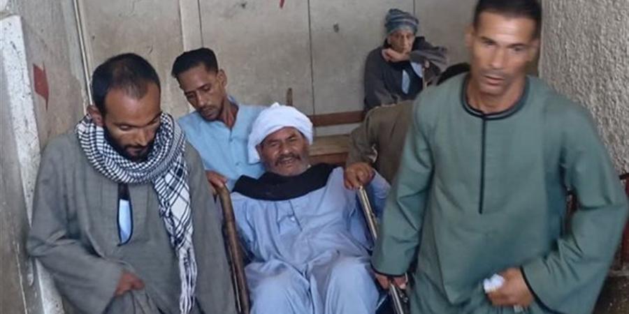 تحدى مرضه.. صعيدي من نجع حمادي يدخل اللجنة على كرسي متحرك