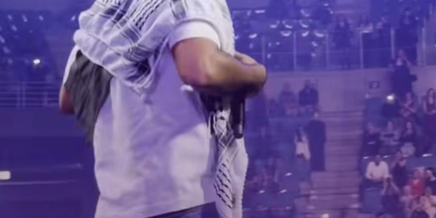 لفتة مؤثرة.. أحمد سعد في حفله بألمانيا: مصر علمتني أحط علم فلسطين فوق العلم بتاعي