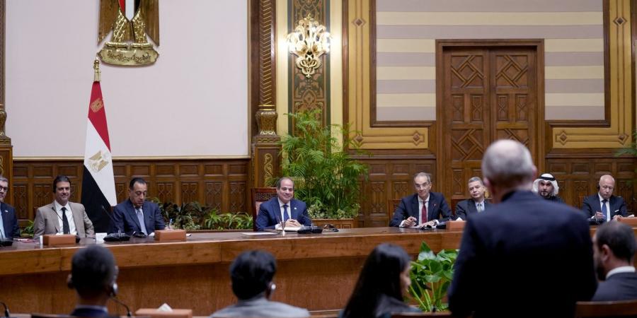 رسائل طمأنة من السيسي لـ رؤساء وقيادات 52 من كبريات الشركات المصرية والعالمية.. فيديو