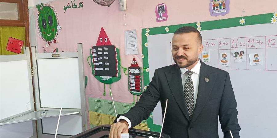 محمد الجارحي عضو مجلس إدارة النادي الاهلي يدلي بصوته في انتخابات النواب