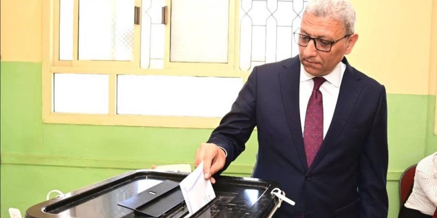 المستشار أحمد سعد الدين يدلي بصوته في انتخابات مجلس النواب بالجيزة