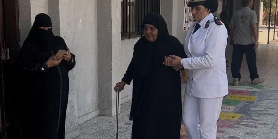 شرطية بالغردقة تساعد مسنّة على الإدلاء بصوتها بانتخابات النواب 2025