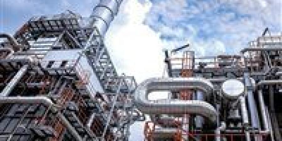 السيسي يقود قاطرة الصناعة.. مصر نحو عصر الإنتاج والتصنيع الوطني