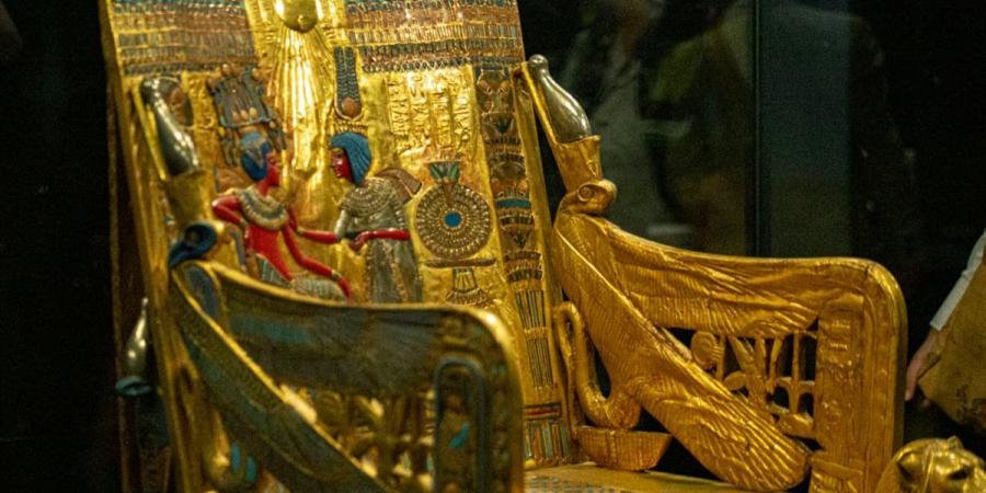 كرسي الذهب الخالد: سر العرش الملكي لتوت عنخ آمون