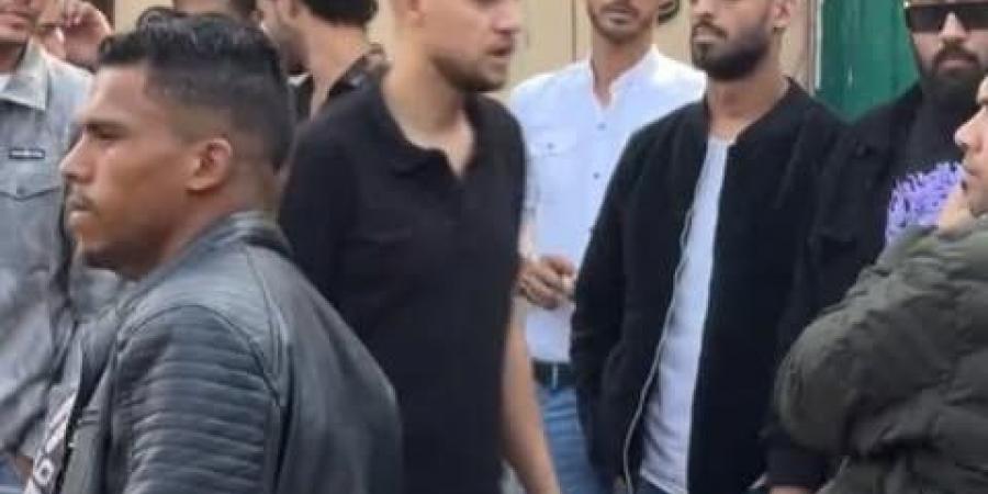 بكاء سعد الصغير وانهيار أصدقائه.. بدء توافد النجوم على جنازة إسماعيل الليثي