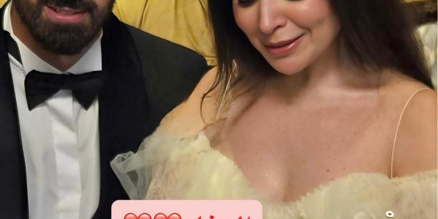 كان نفسها تكون موجودة معاها.. مي عز الدين تحمل صورة والدتها بعقد قرانها