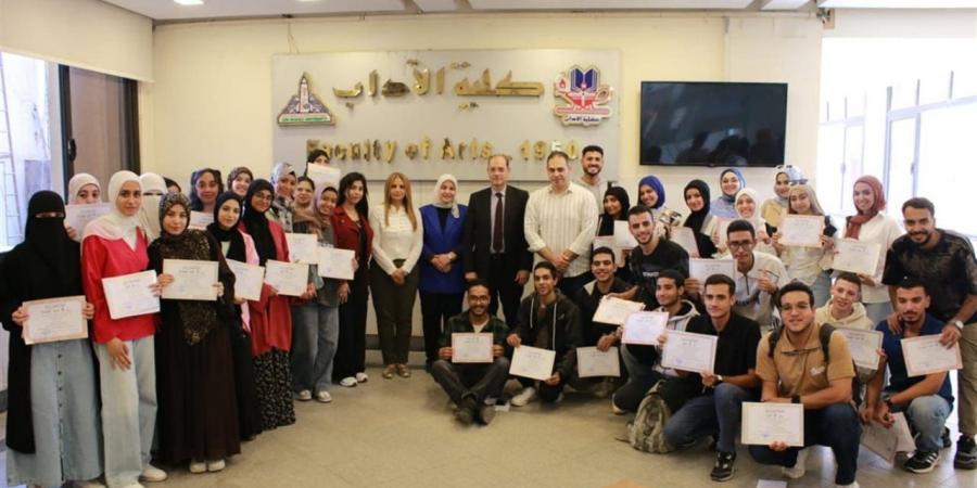 ختام دورة المهارات الريادية بـ "آداب عين شمس" بالتعاون مع جهاز تنمية المشروعات