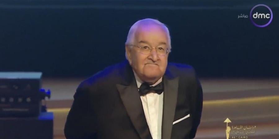 محمد عبد العزيز أثناء تكريمه في افتتاح مهرجان القاهرة السينمائي: أنا بعيش لحظة مهمة هفضل فاكرها طول العمر