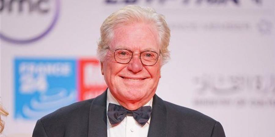 في يومه الأول.. حسين فهمي يشارك بحلقة نقاشية عن الترميم الرقمي بمهرجان القاهرة السينمائي