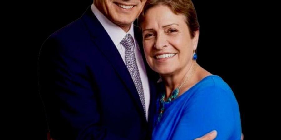 من داخل المستشفى.. فنان شهير يحتفل بعيد زواجه (صورة)