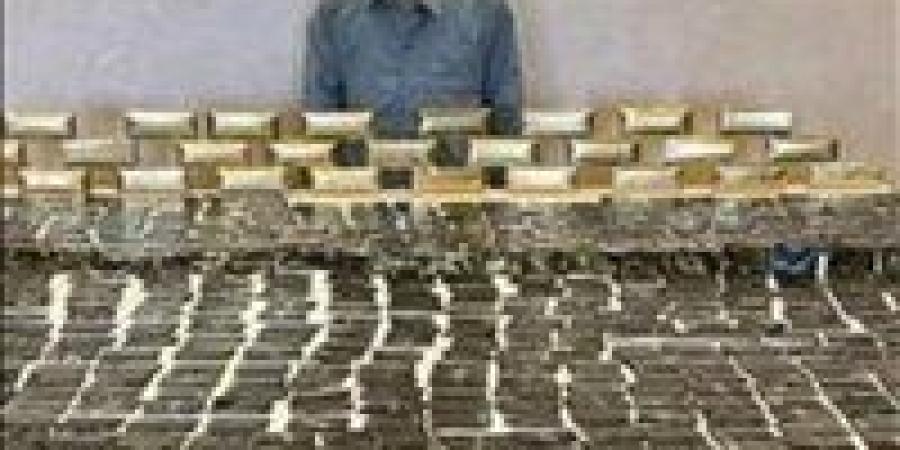 ضربة قاصمة.. مباحث الإسماعيلية تقتحم وكرًا لتصنيع الحشيش وتضبط مصنعًا كاملًا تحت منزل عاطل بأبوصوير