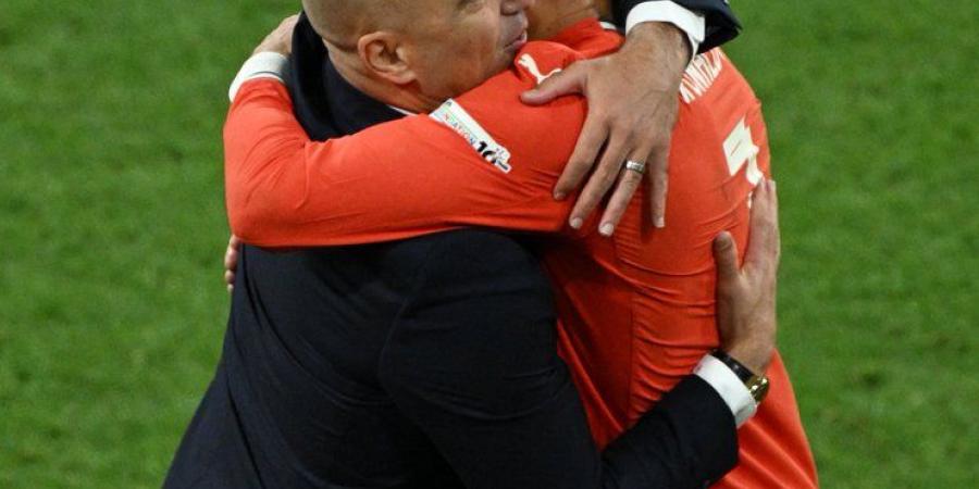 مدرب منتخب البرتغال يدافع عن كريستيانو رونالدو بعد الطرد أمام أيرلندا: شغفه الكبير سبب البطاقة الحمراء