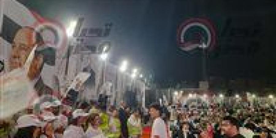 صور ولافتات الرئيس عبد الفتاح السيسي تزين مؤتمر الجبهة الوطنية في سمنود بالغربية دعما للقائمة بانتخابات النواب ٢٠٢٥... ومواطنون يهتفون :تحيا مصر