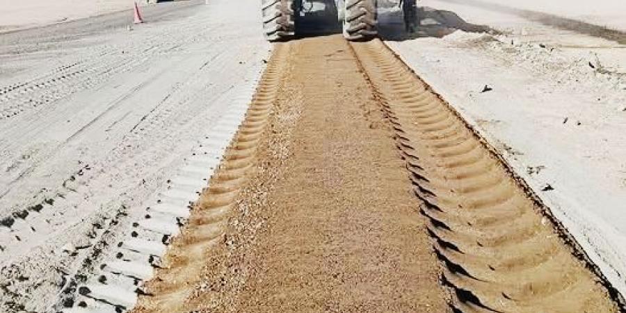 بدء أعمال رفع كفاءة وتطوير طريق مرسى علم-ادفو من الكيلو ٦٠ إلى الكيلو ٧٢ غرب