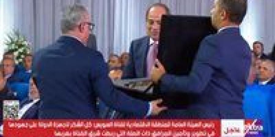 رئيس الهيئة الاقتصادية لقناة السويس يهدي الرئيس السيسي هدية تذكارية