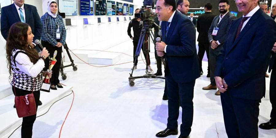 مدبولي: الرئيس يؤكد دائما أن قطاع الاتصالات قادر على تحقيق قيمة مضافة.. صور