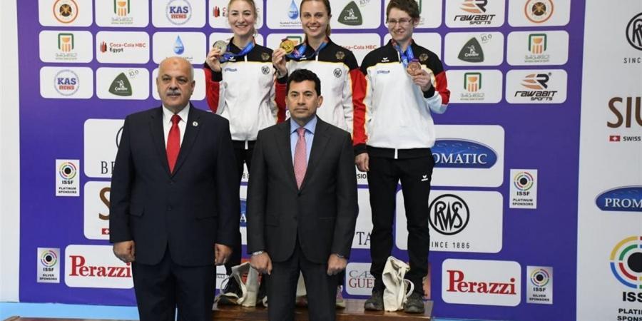 وزير الرياضة يتوج أبطال مصر في بطولة العالم للرماية 2025