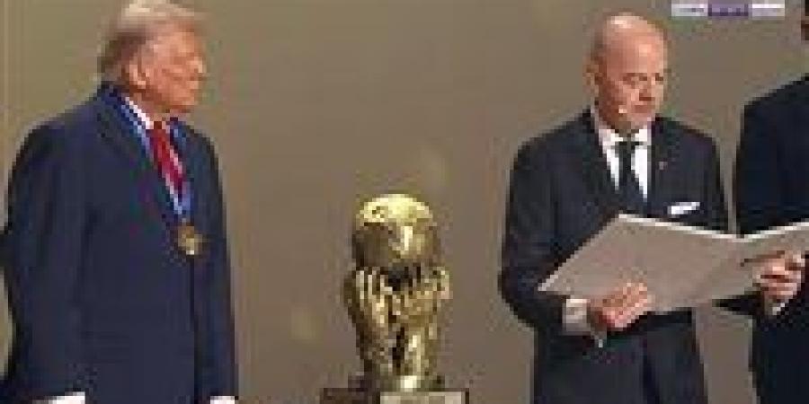 القصة الكاملة لمنح الفيفا دونالد ترامب أول جائزة للسلام.. جدل عالمي واسع