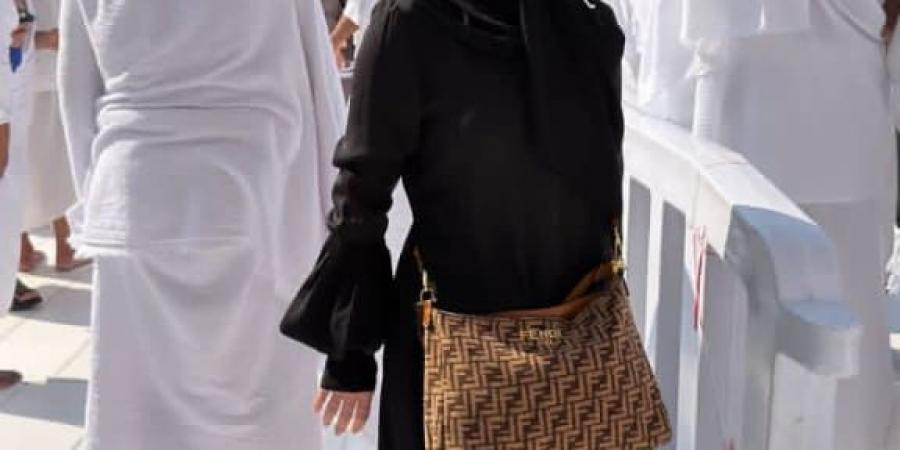 جمعة مباركة.. رنا رئيس تشارك صورا وهي تؤدي مناسك العمرة