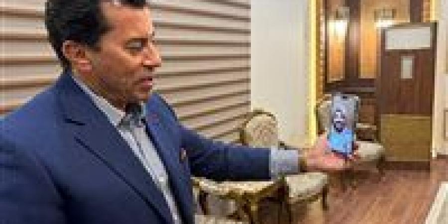 وزير الرياضة يجري مكالمة فيديو مع البطل الأولمبي محمد إبراهيم "كيشو" لإنهاء أزمته