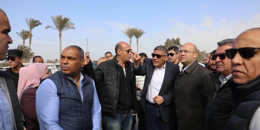 محافظ الجيزة يتابع سير العمل بموقف السرفيس الحضاري بالصف