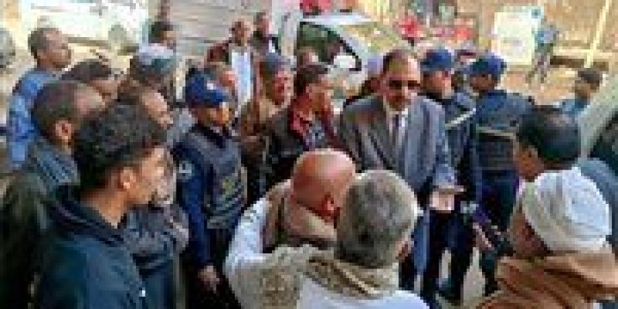 خلال جولة ميدانية مفاجئة بقرية تونس بسوهاج.. محافظ سوهاج يتفقد مستوى الخدمات المقدمة للمواطنين والوضع العام بالشارع