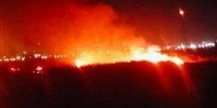 14 سيارة إطفاء لمحاولة السيطرة على حريق بـ مخلفات وهيش وغاب بجوار أرض البحرية بالعامرية